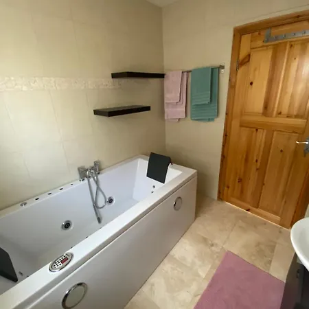 Rockside Sleeps 6, Jacuzzi Bath, Walk To Rock Of * Cashel (Tipperary)
