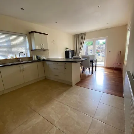 Villa Rockside Sleeps 7, Jacuzzi Bath, Walk To Rock Of