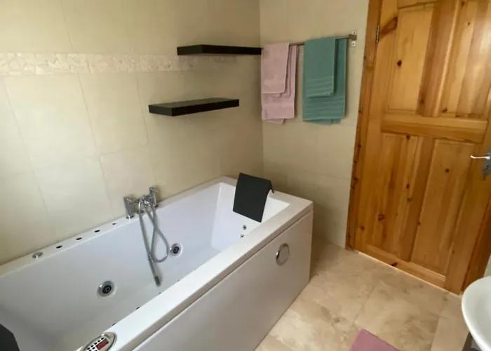 Rockside Sleeps 7, Jacuzzi Bath, Walk To Rock Of * Cashel (Tipperary)