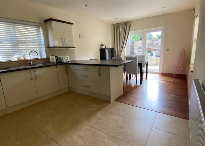 Villa Rockside Sleeps 7, Jacuzzi Bath, Walk To Rock Of