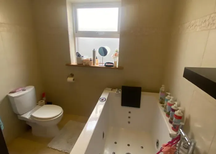 Villa Rockside Sleeps 7, Jacuzzi Bath, Walk To Rock Of